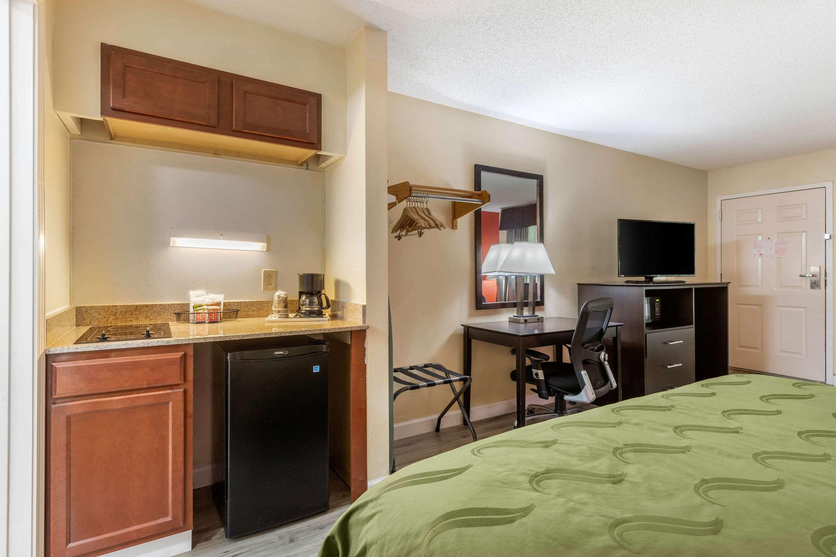 Quality Inn & Suites Lexington Bagian luar foto
