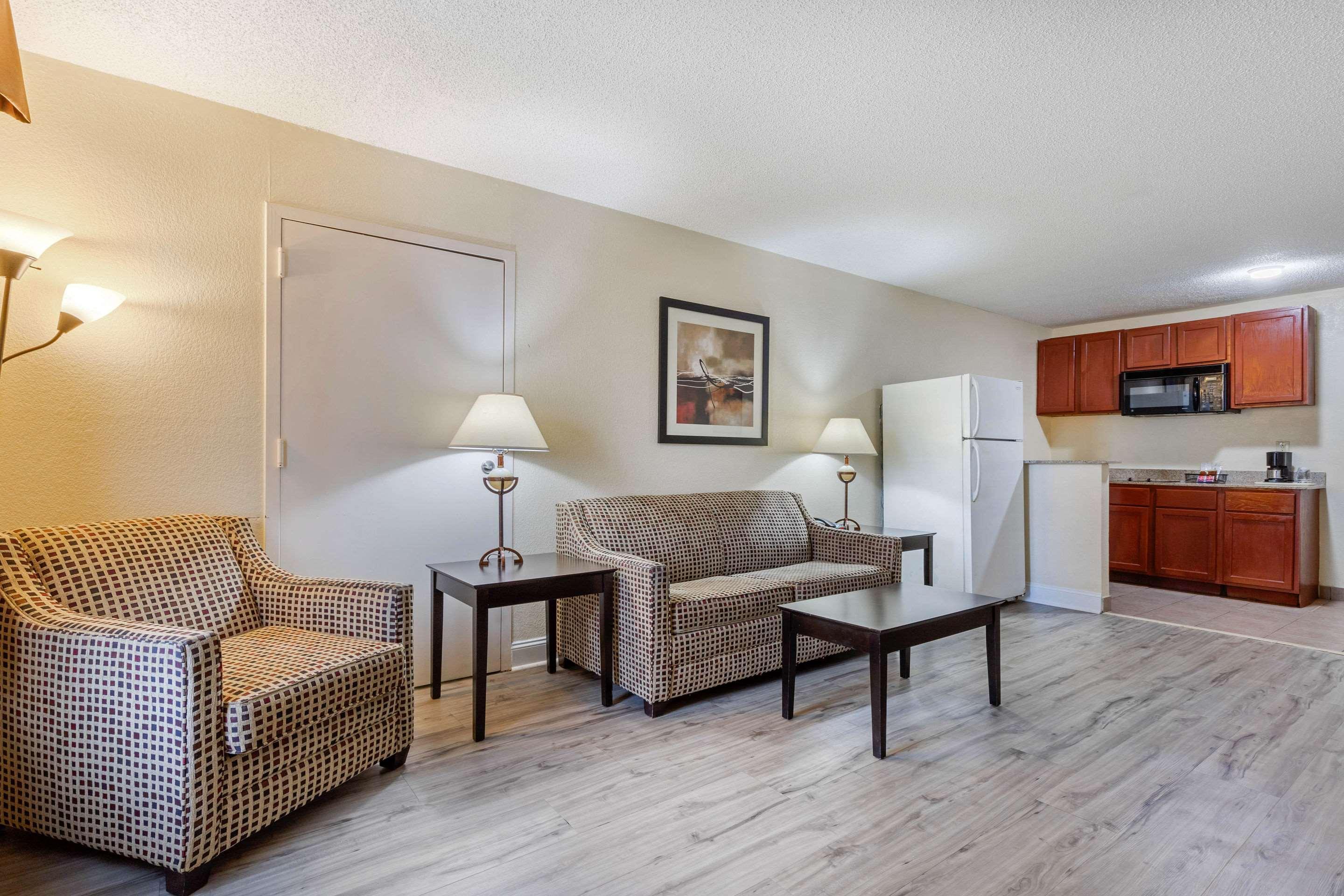 Quality Inn & Suites Lexington Bagian luar foto