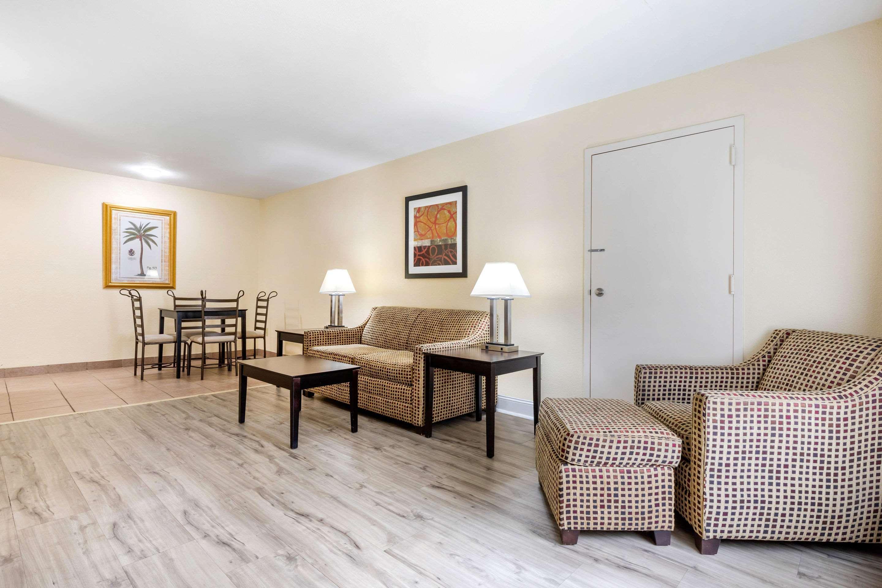 Quality Inn & Suites Lexington Bagian luar foto