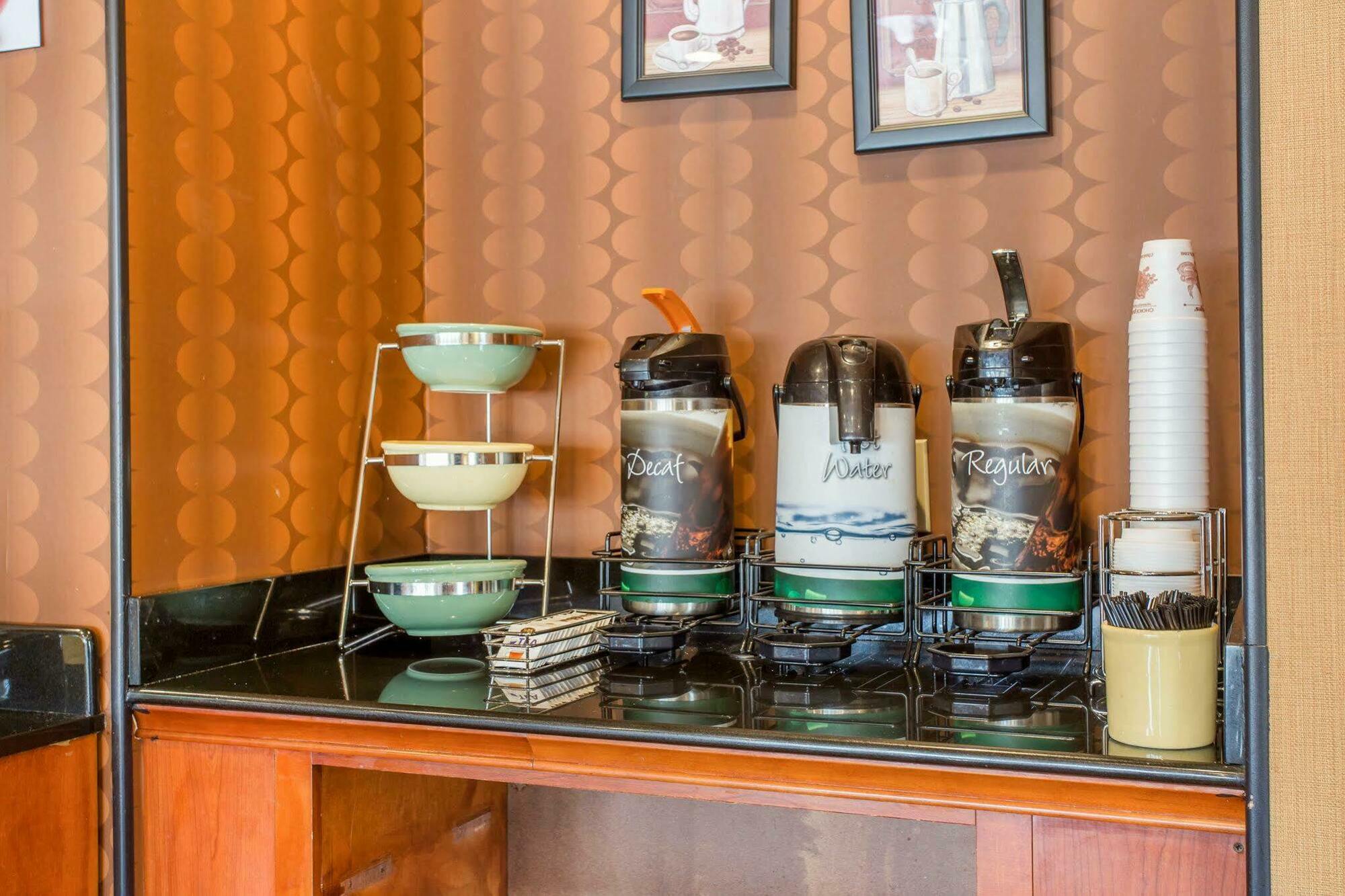 Quality Inn & Suites Lexington Bagian luar foto