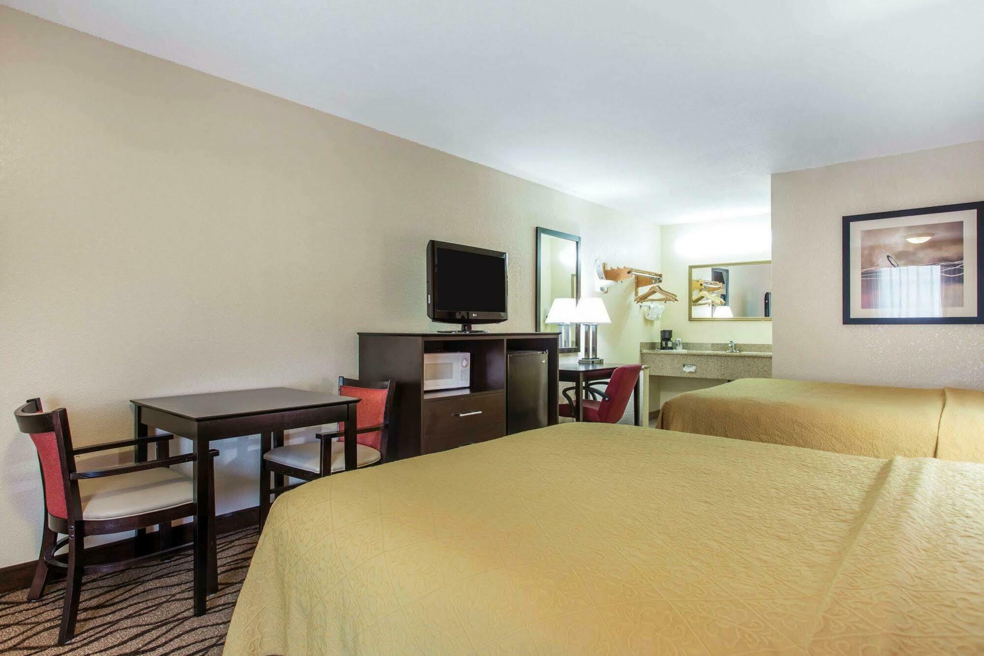 Quality Inn & Suites Lexington Bagian luar foto